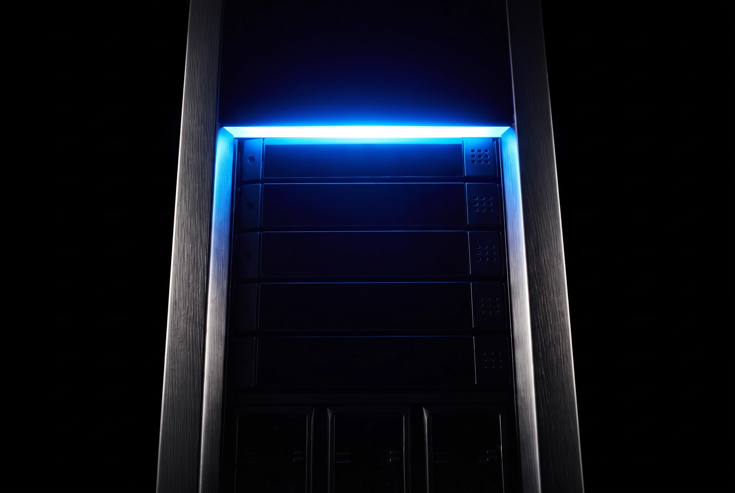Nahaufnahme eines Server-Gehäuses, der oberste Einschub leuchtet blau: der Assistent läuft auf deinem Server